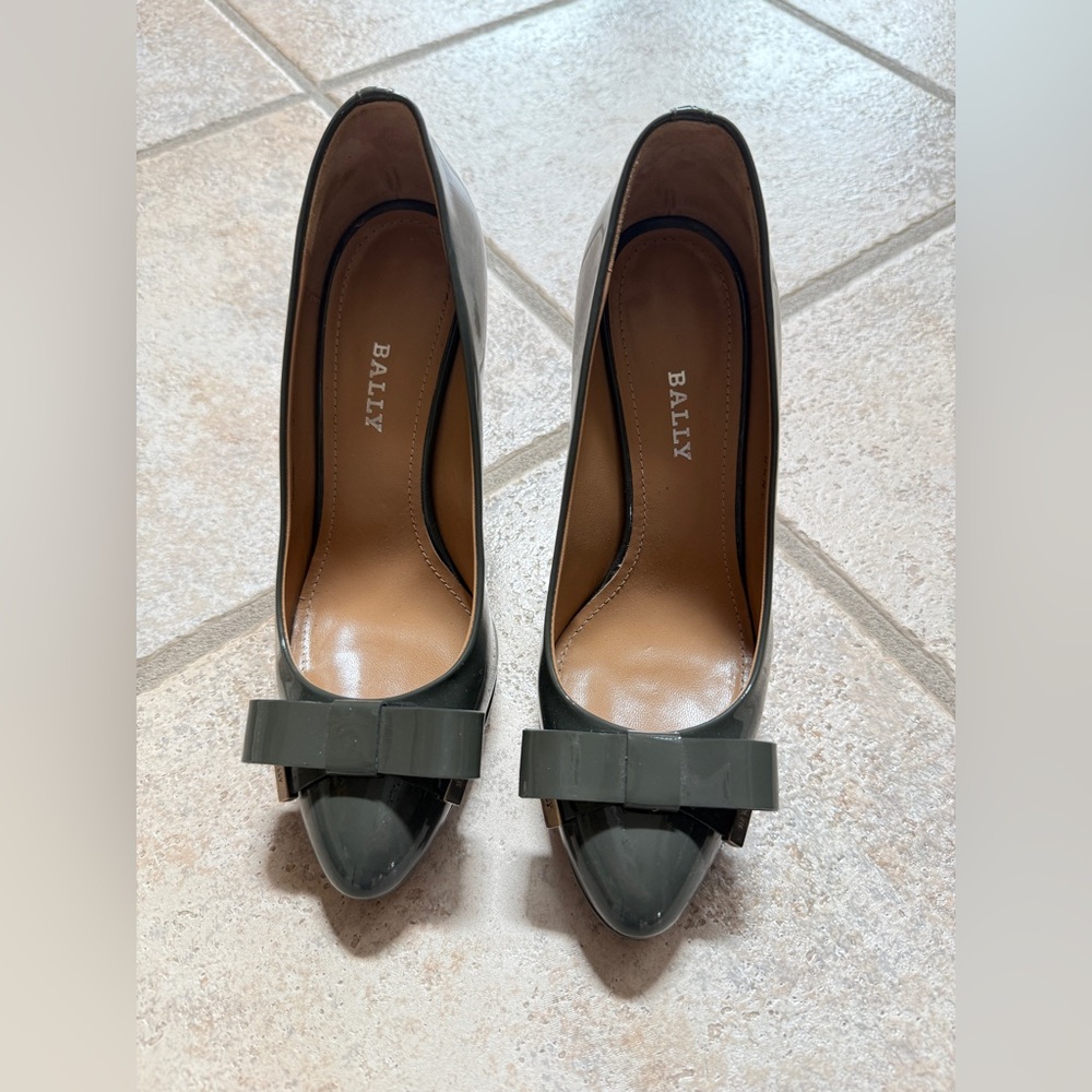 BALLY Bow Patent Leather Pumps - 37.5 EU / 7.5 US